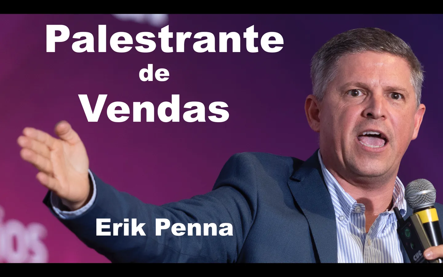 Erik Penna em ação no palco durante palestra de vendas