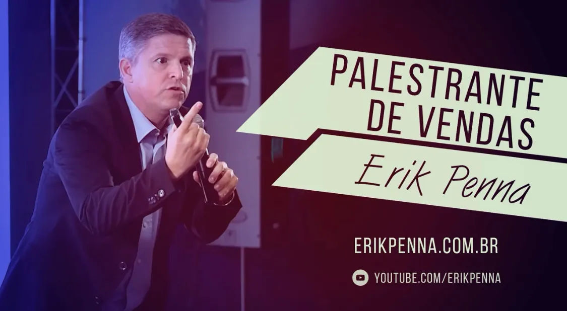 Erik Penna com microfone durante palestra de vendas