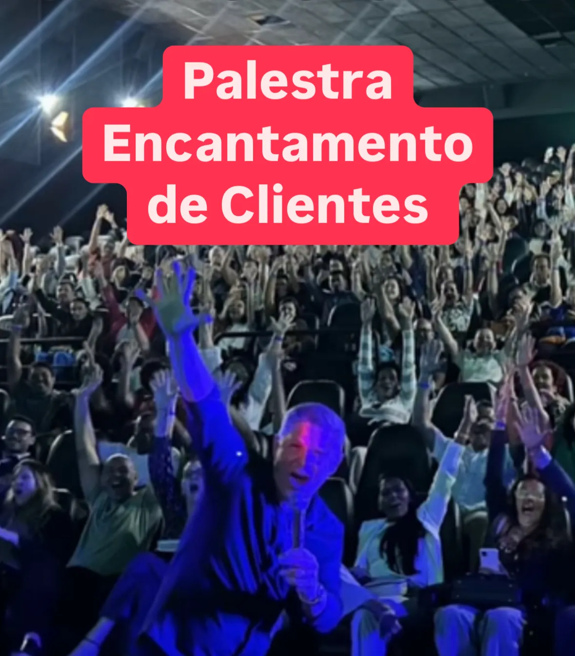 Erik Penna em meio à plateia durante a palestra Encantamento de Clientes