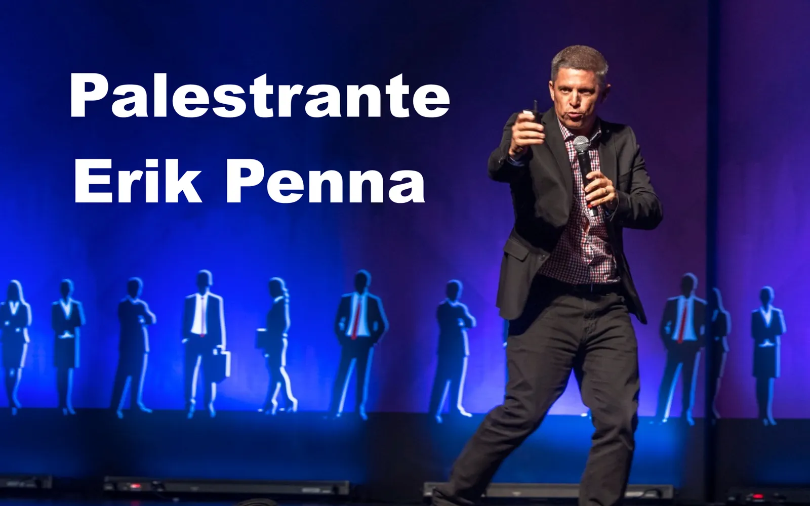 Erik Penna apresentando palestra em palco com iluminação azul
