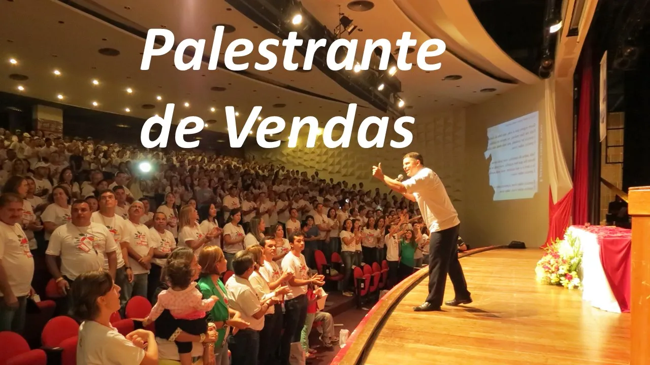 Erik Penna no palco de um auditório lotado, com a plateia de pé