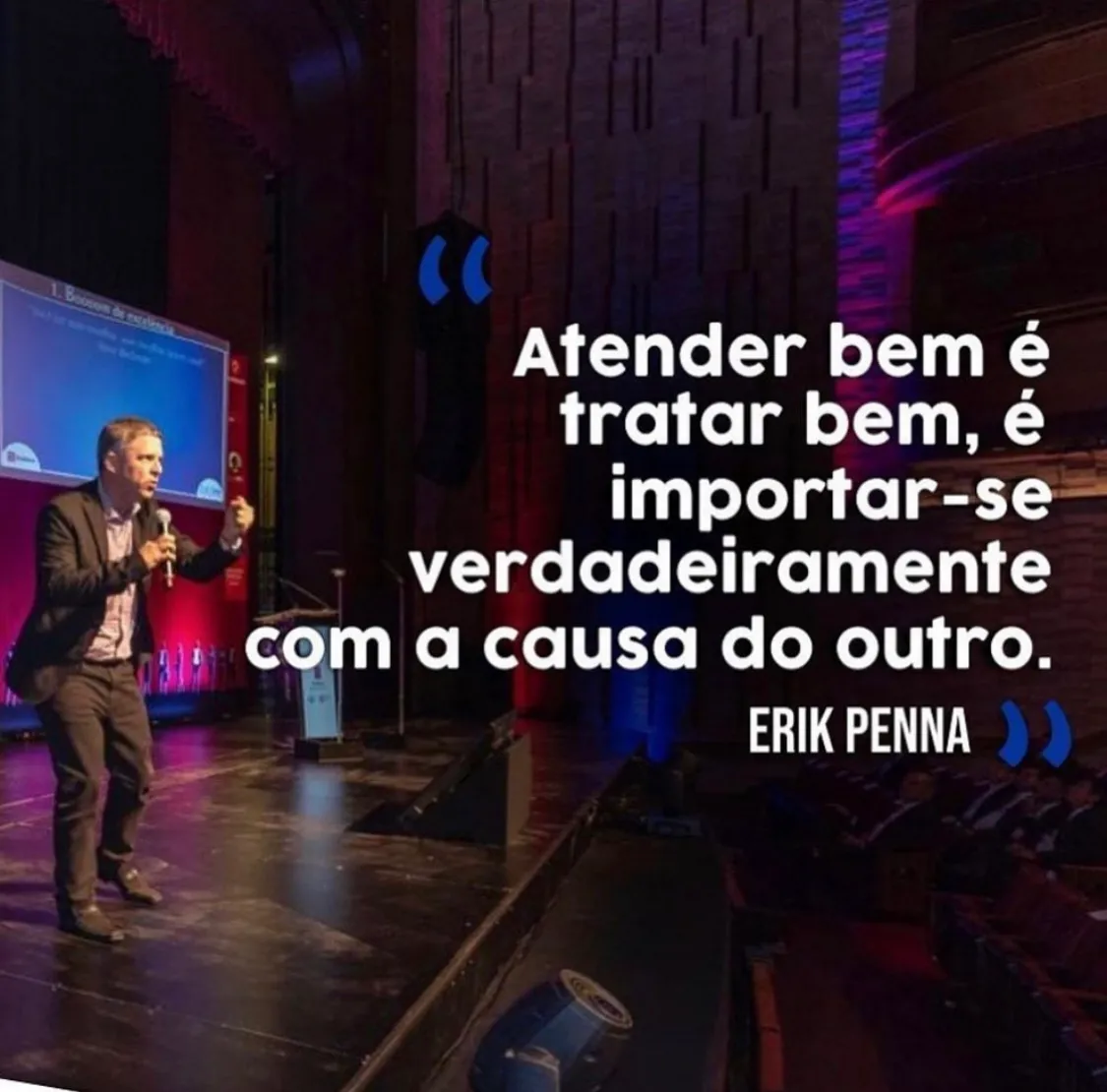 Erik Penna no palco de um teatro durante palestra sobre atendimento